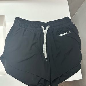 Vuori running shorts XS clementine in black